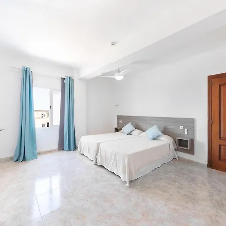 Guest house Hostal Cala Llombards