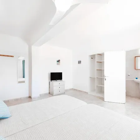 Guest house Hostal Cala Llombards