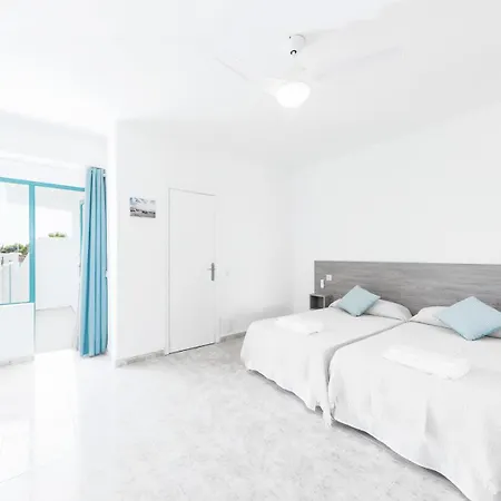 Hostal Cala Llombards *
