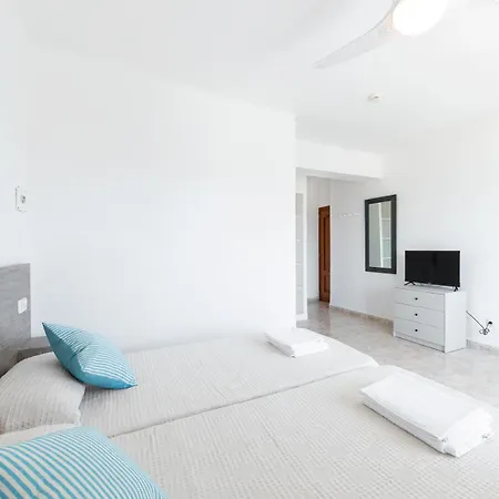 Hostal Cala Llombards Guest house *